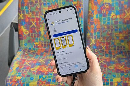 Handy mit geöffneter VWG Abos im VBN App in einem Bus